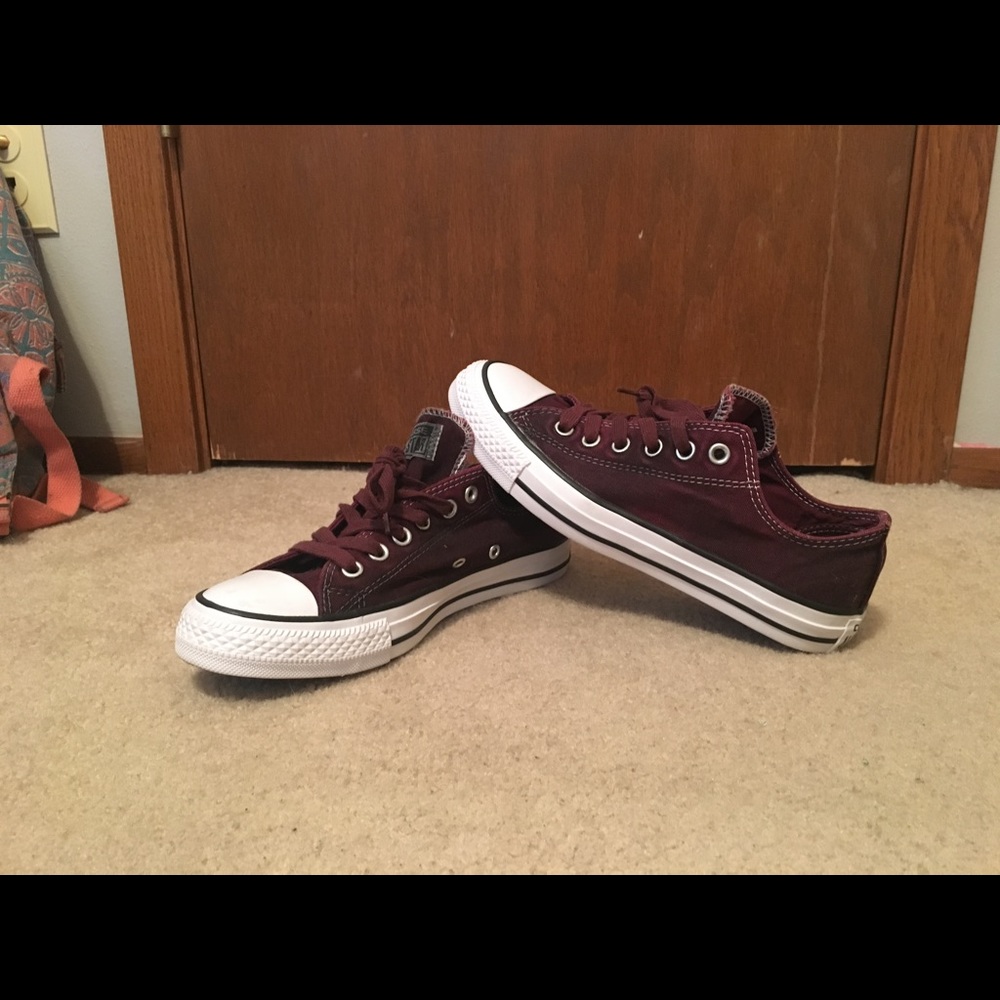 ONLY WORN ONCE maroon converse!